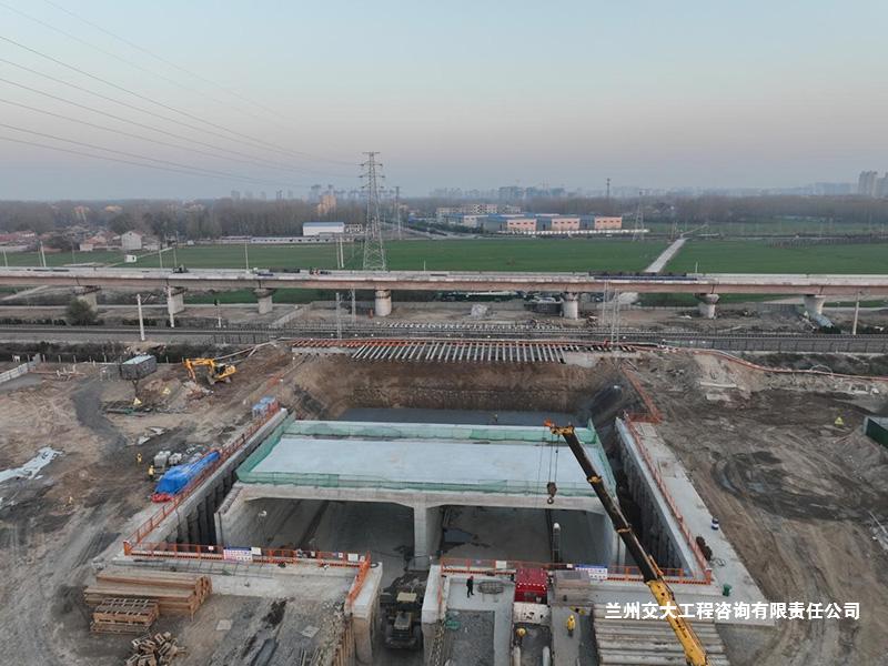 山東省菏澤市鄆城縣清澤路下穿京九鐵路立交橋工程順利頂進到位1-1.jpg